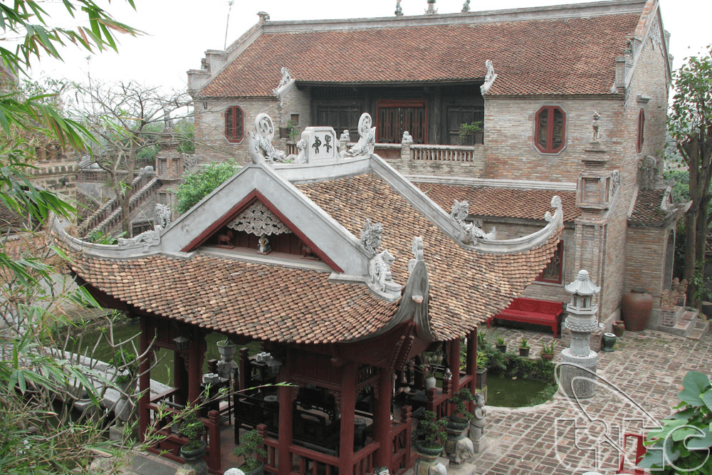 Khuôn viên nơi đây tái hiện hoàn hảo phong cách kiến trúc Bắc Bộ với những mảng tường đất nung, cây cối và hồ nước (Nguồn: Cục Du lịch Quốc gia Việt Nam)